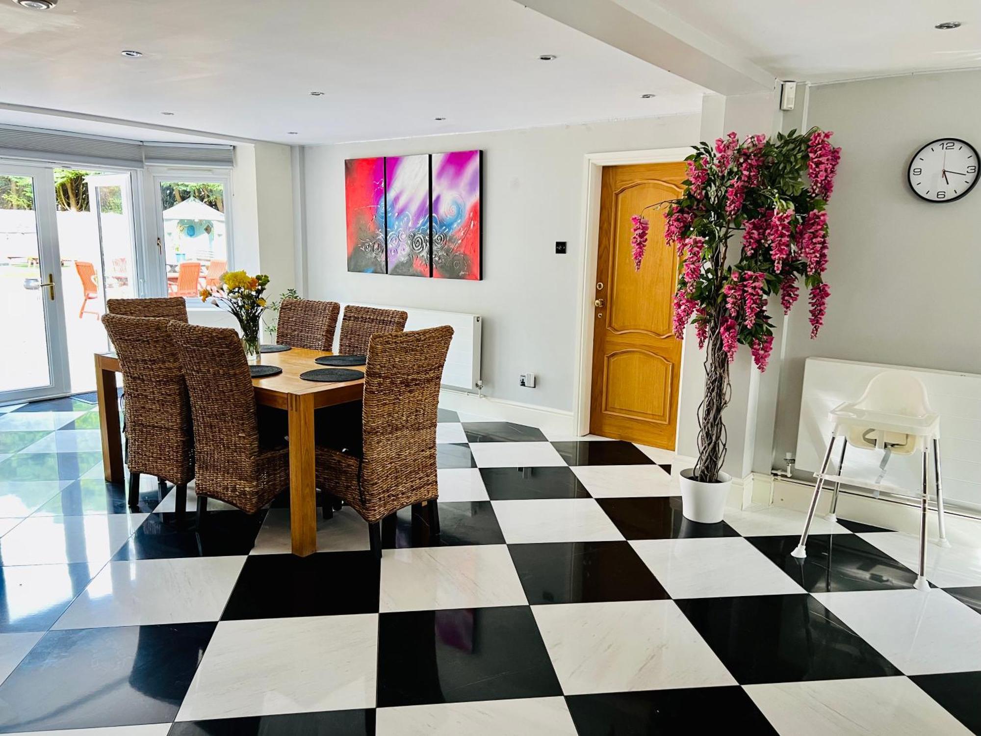 Stratford-upon-avon 4br Family Mansion On 1 Acre With Pool, Gym & Bbq!