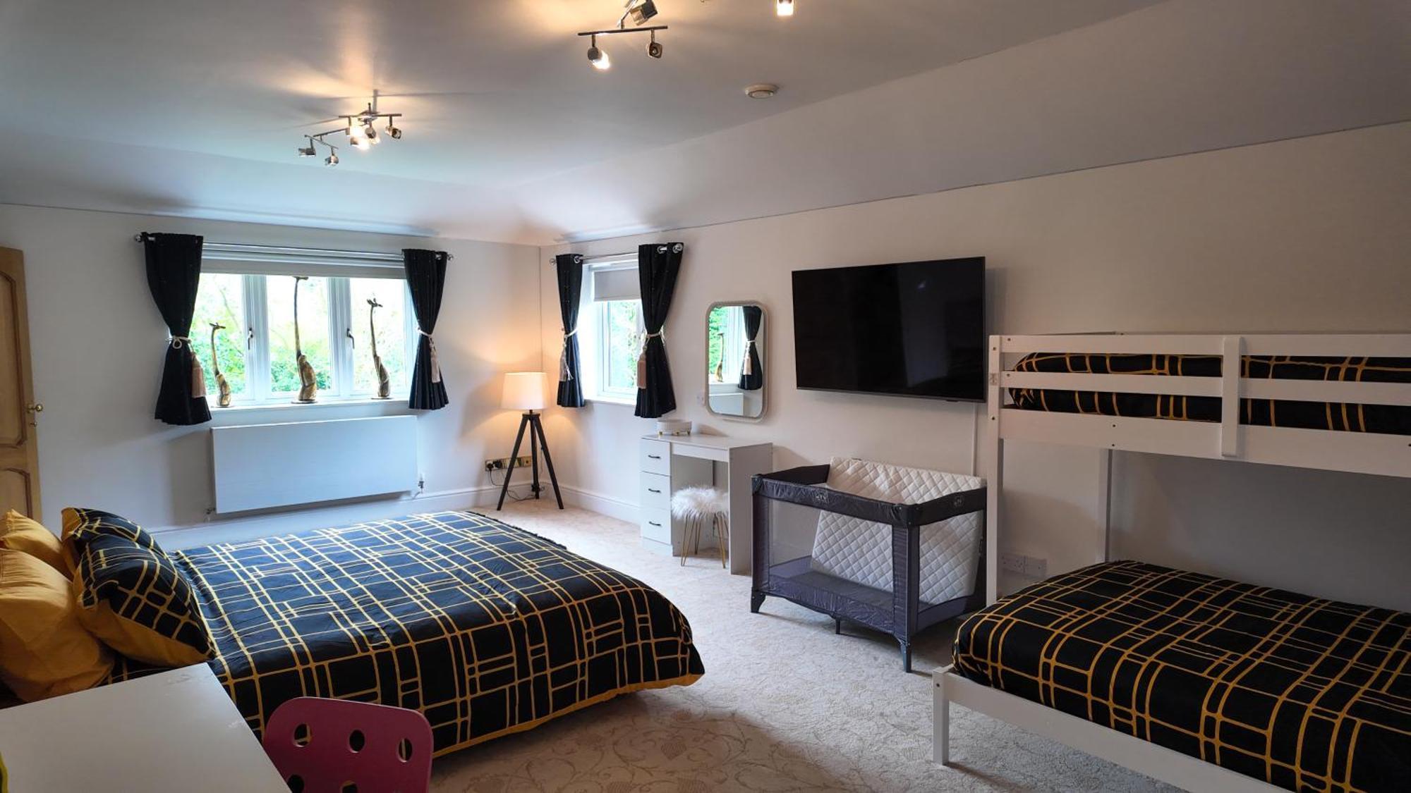 Stratford-upon-avon 4br Family Mansion On 1 Acre With Pool, Gym & Bbq!