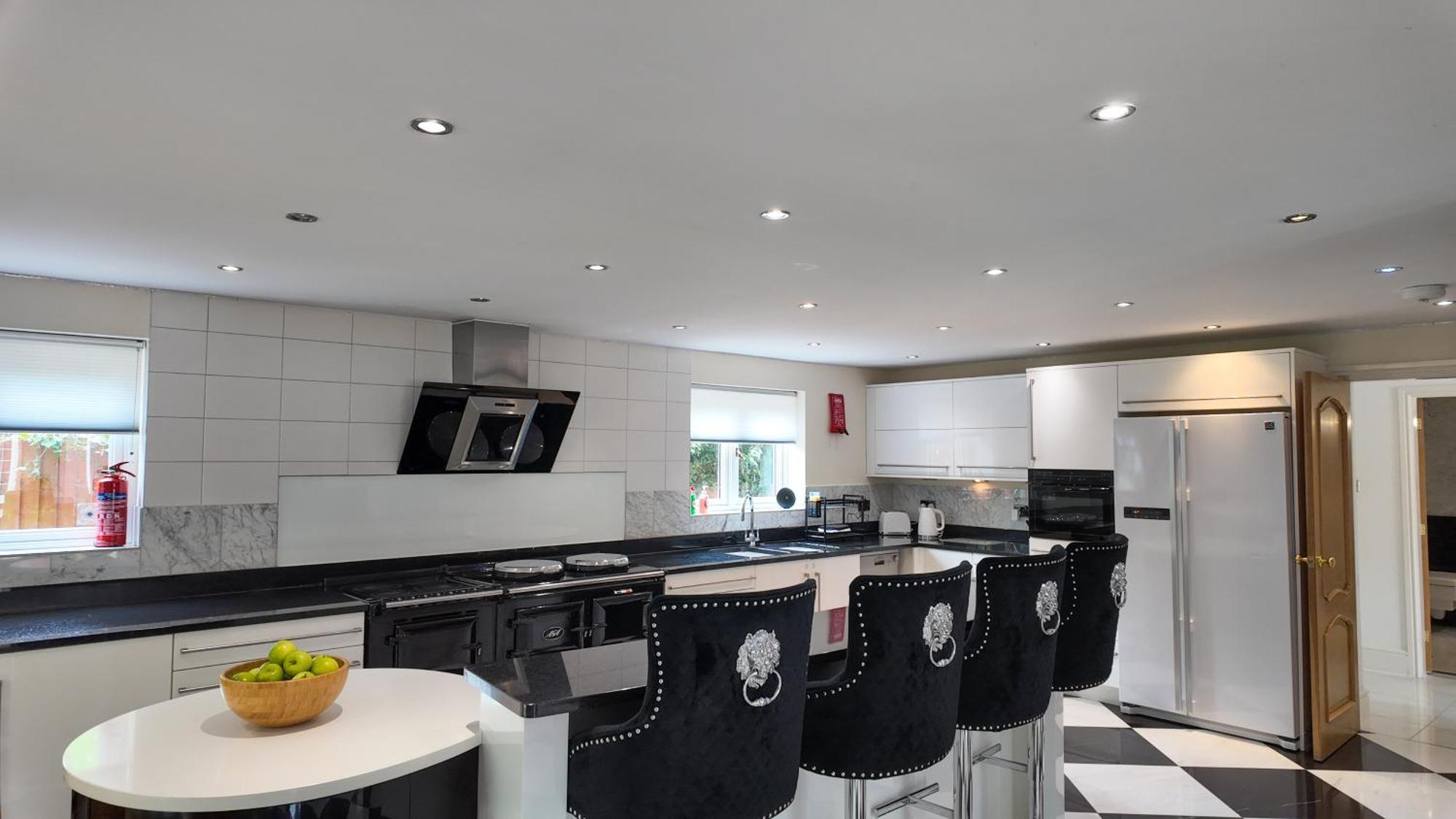 Holiday home Stratford-upon-avon 4br Family Mansion On 1 Acre With Pool, Gym & Bbq!